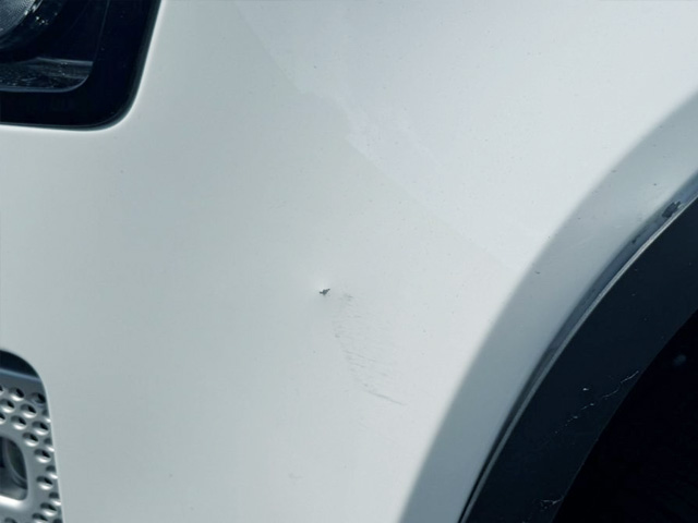 ビフォー（フェンダーの線キズ）