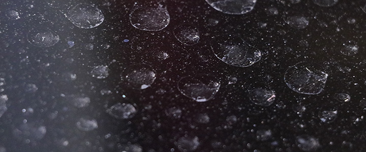 雨ジミによる劣化が気になる