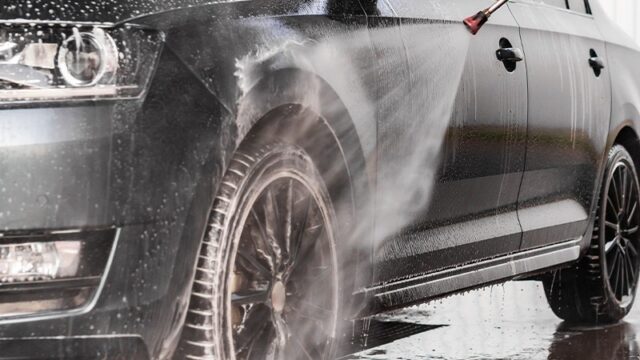 純粋処理装置による洗浄を行っているイメージ