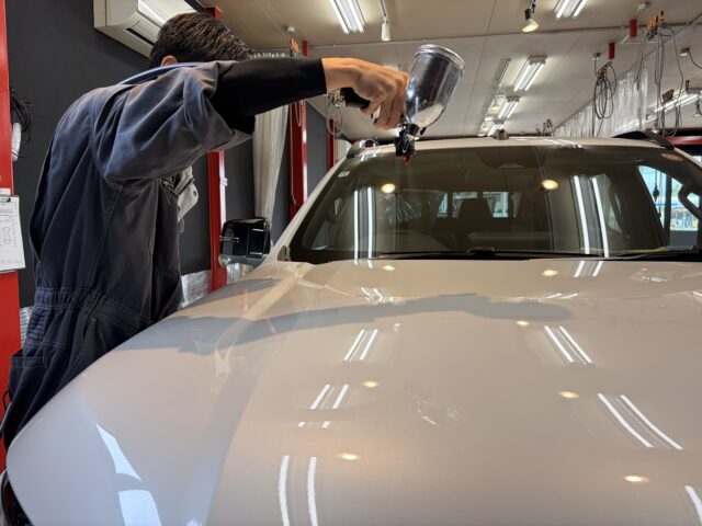 三菱トライトン　コーティング吹付作業