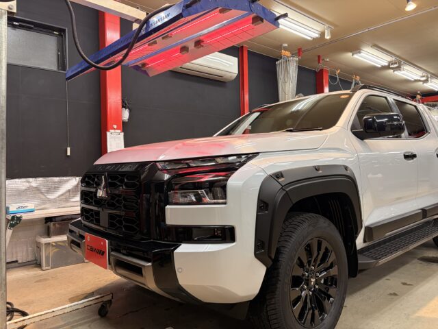 三菱トライトン　コーティング遠赤外線作業