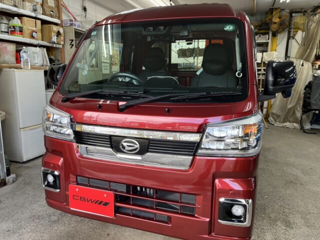 ダイハツの軽トラを正面より少し右斜めに撮った写真。ガラスコーティング