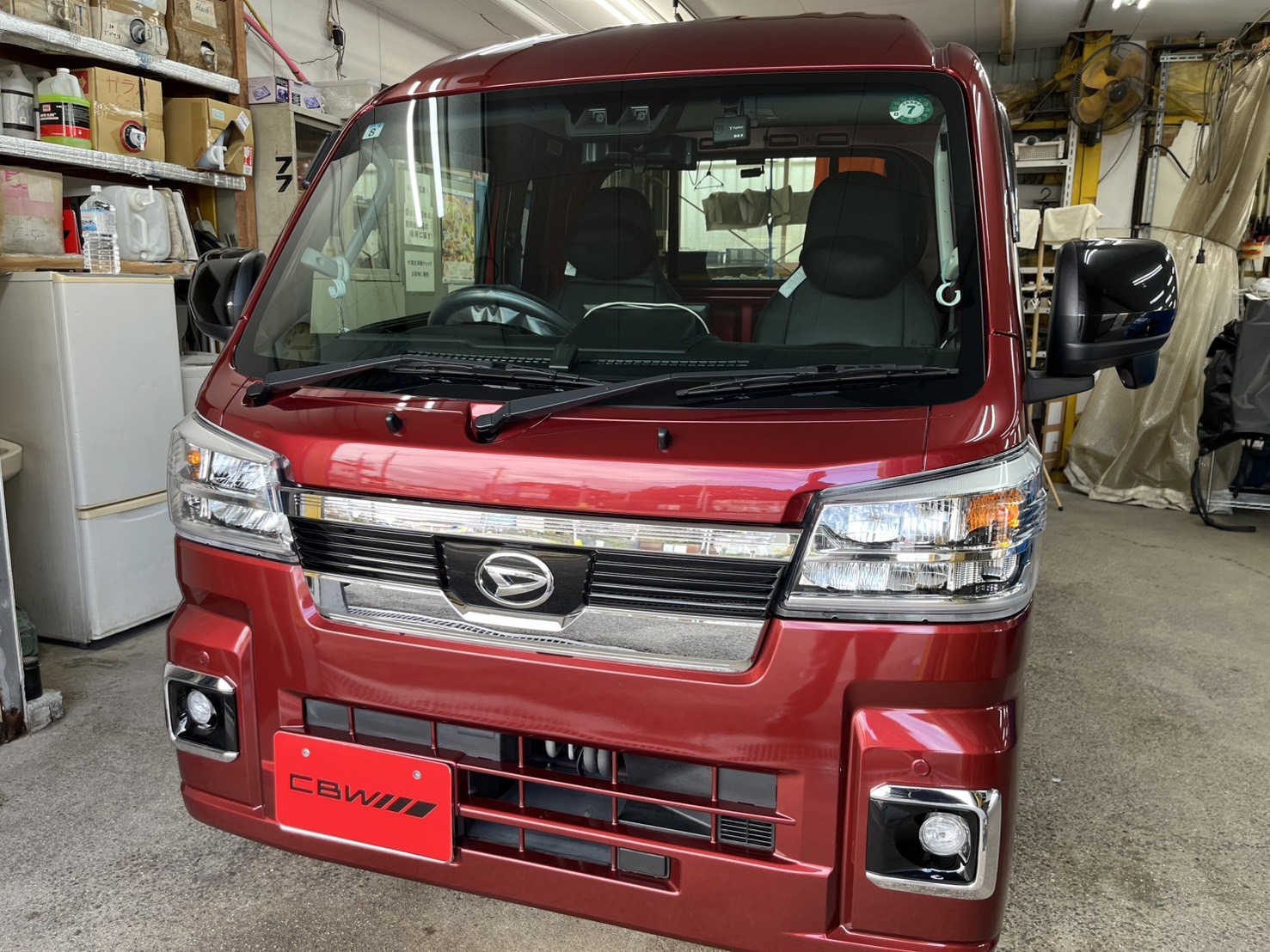 ダイハツの軽トラを正面より少し右斜めに撮った写真。ガラスコーティング