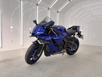 YAMAHA・YZF-R1の全体を斜めに撮った写真。ガラスコーティング完成車