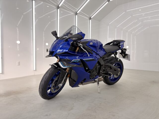 YAMAHA・YZF-R1の全体を斜めに撮った写真。ガラスコーティング完成車
