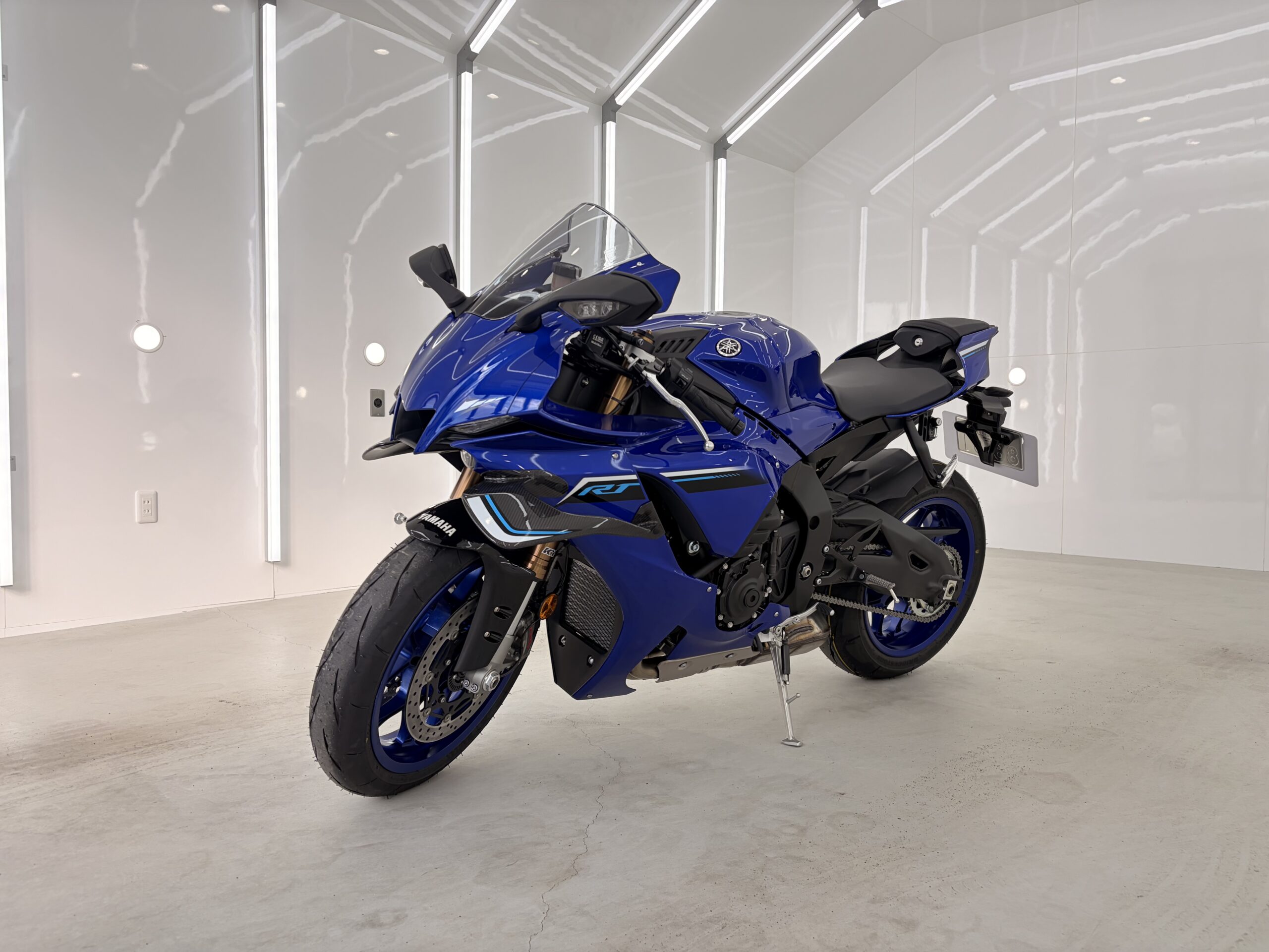 YAMAHA・YZF-R1の全体を斜めに撮った写真。ガラスコーティング完成車