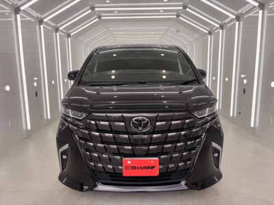 TOYOTA・アルファードを正面から撮った写真。Systenセラミックコーティング施工