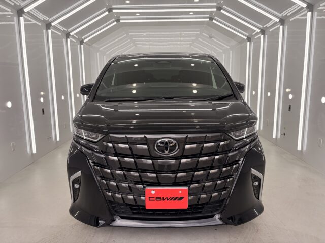 TOYOTA・アルファードを正面から撮った写真。Systenセラミックコーティング施工