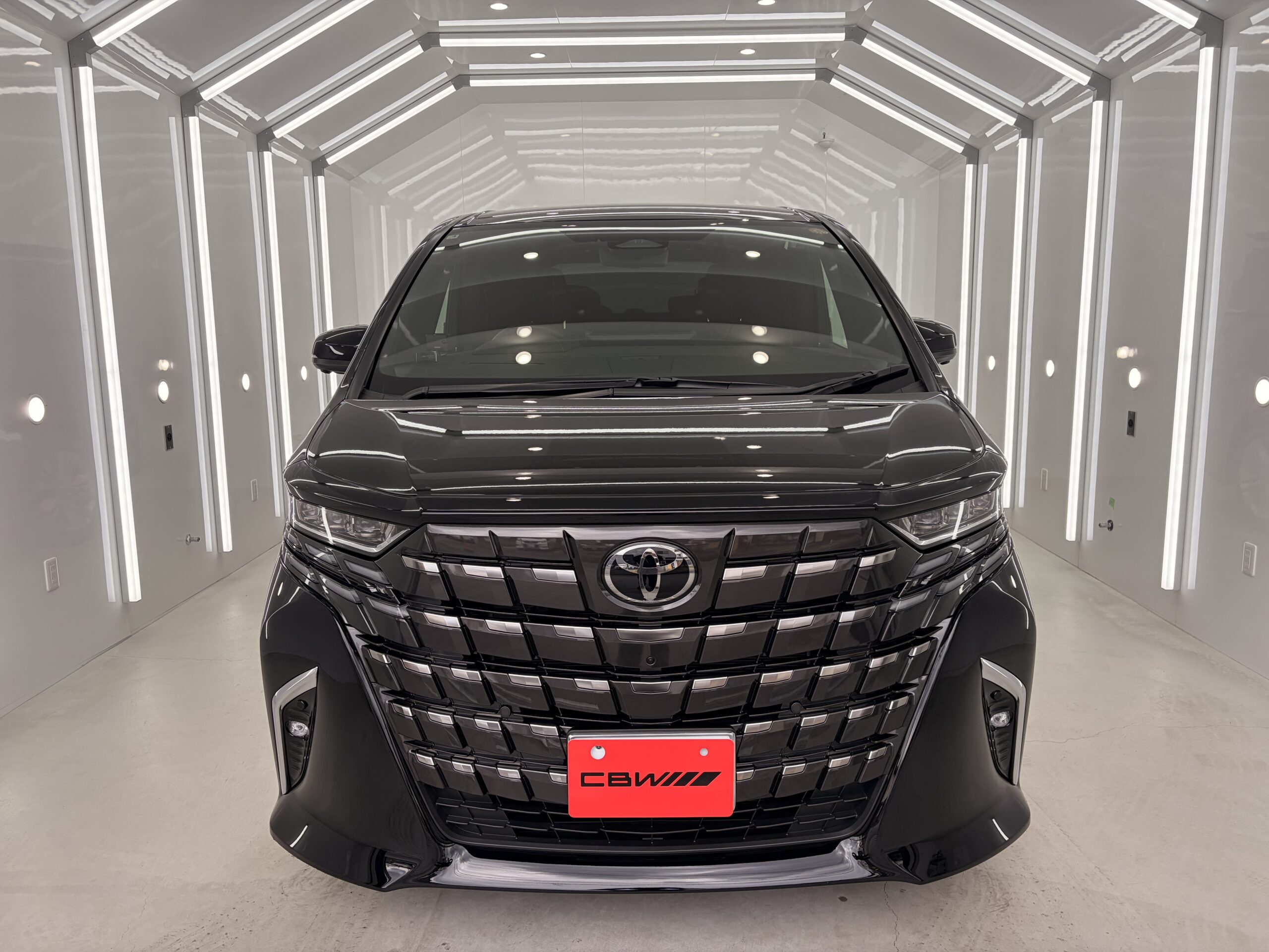 TOYOTA・アルファードを正面から撮った写真。Systenセラミックコーティング施工