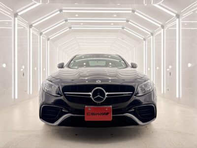 Mercedes-Benz・E-Classを正面から撮った写真。Gｶﾞｰﾄﾞガラスコーティング