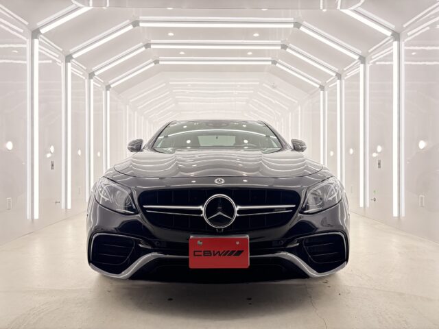 Mercedes-Benz・E-Classを正面から撮った写真。Gｶﾞｰﾄﾞガラスコーティング